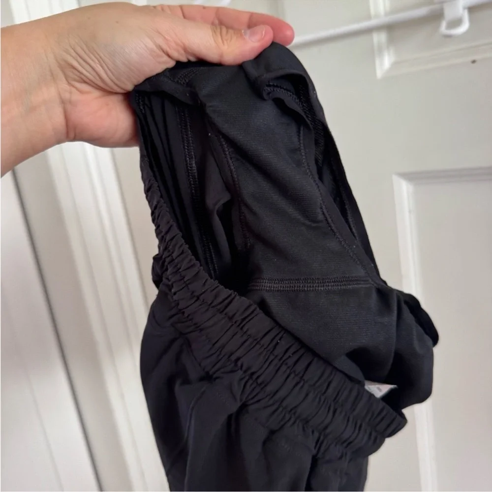 Lululemon On The Fly black shorts size 4‎ Tall